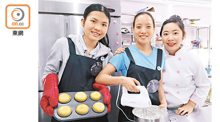 學員李燕（左）、素貞（中）緊隨導師陳靜曦（右）的指示烘焙紙杯蛋糕，共享喜悅。（何駿軒攝）