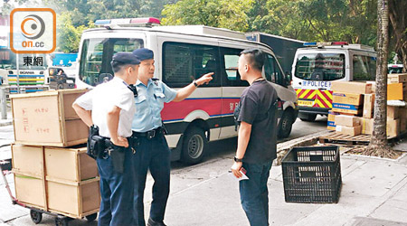 警員在案發貨倉調查。（馬竟峯攝）