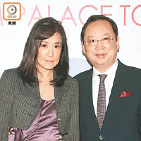 香港考試及評核局主席陳仲尼（右）及太太區海倫亦盛裝出席晚宴。