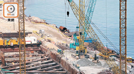超支延誤<br>港珠澳大橋香港段工程屢爆超支、延誤，進度一直落後於內地主橋。