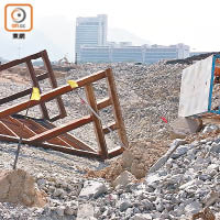 海堤塌方<br>香港接線填海工程曾發生海堤塌方事故，填海地事後變得凹凸不平。