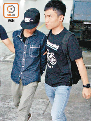 涉店內盜竊越南漢（左）被捕。（蘇仲賢攝）