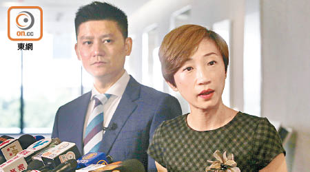 譚文豪（左）與陳淑莊（右）事後專程到立法會接受傳媒訪問，質疑入境處及警方做法。（溫國佳攝）