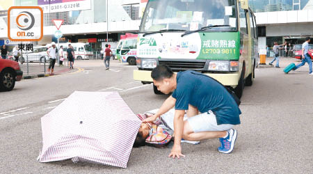 男乘客為受傷老婦檢查傷勢。（李健瑜攝）