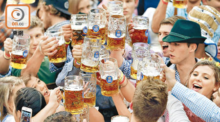 德國研究發現，節慶暢飲啤酒或增心律不正和心臟病風險。（資料圖片）