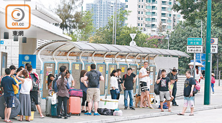 大嶼山<br>東涌市中心的「大嶼山的士站」，每到假日均現長長人龍。