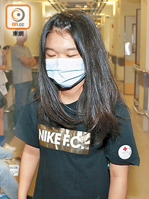 Michelle昨如常到瑪麗醫院探望母親鄧桂思。（黃知樂攝）