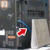 秀茂坪警署內使用的電腦Lan線（箭嘴示）。（資料圖片）