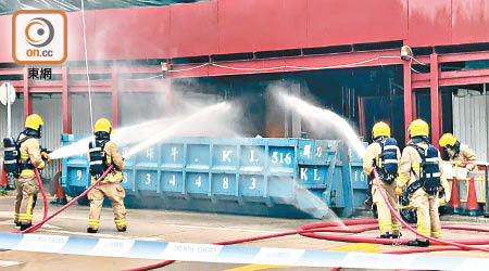 消防員向九龍城地盤內着火風煤樽射水。（左錦鴻攝）