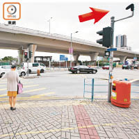 九龍東區內僅有一支智能交通燈（箭嘴示）。