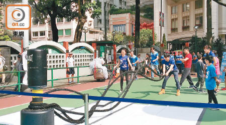 香港中華基督教青年會昨在灣仔修頓球場舉行香港街頭健身錦標賽及運動競技賽。（陳錦燕攝）