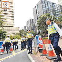 謝里夫入住的酒店四處都有警員巡邏。（黃仲民攝）