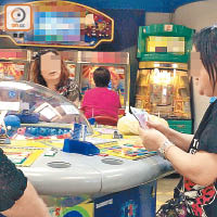 屯門<br>屯門一間樂園有玩家們將遊戲機化為「賭枱」，對賭後結算交收現金賭注。