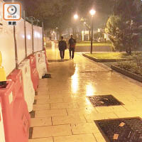公園新鋪的地磚不去水，雨後地面濕滑反光，途人一不小心即會跣倒。（陳素貞攝）
