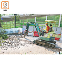麗港公園的舊地磚，正逐步被挖起，以便進行重鋪工程。