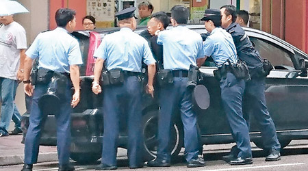 涉案男子被多名警員制服拘捕。（互聯網圖片）