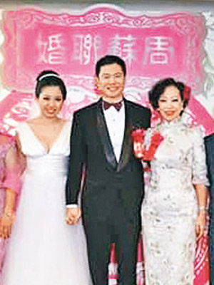 周浩鼎（中）同媽媽（右）嘅笑容一致，左為其太太。（互聯網圖片）
