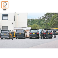 國泰昨特意在後門安排多架七人專車，載走被裁走的員工。（黃雄攝）