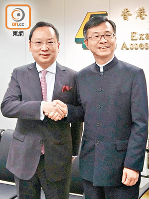 蘇國生（右）將於九月出任考評局秘書長。左為陳仲尼。（周翠怡攝）