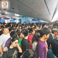 上下班時間車站擠滿人，擠迫環境易引發焦慮症。（資料圖片）