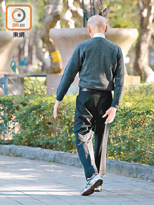 研究發現，長者散步或做帶氧運動可改善腦功能，減輕認知障礙症狀。（資料圖片）