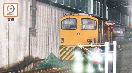 港鐵技術員遭工程車撞斃，遺體用帳篷遮蓋。（梁國雄攝）