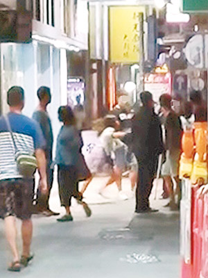 一班男女在北角街頭發生爭執，繼而動武。（fb「香港突發事故報料區」影片截圖）