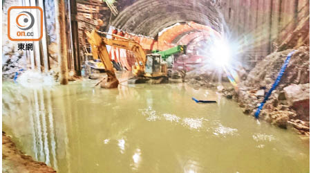 港珠澳大橋觀景山隧道黑雨後成「水塘」，剷泥車及器材被浸於水中。（讀者提供）