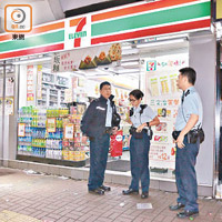 案發當日警員在遇劫便利店調查。（資料圖片）