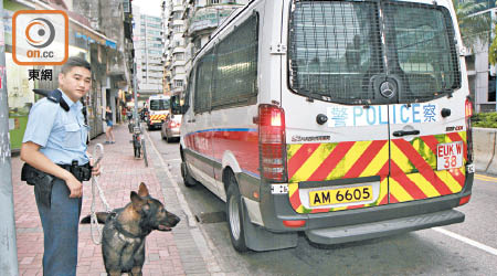 警犬到場協助搜捕。（張開裕攝）