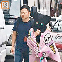 九龍城<br>警方放蛇搗色情按摩院拘捕涉案女子。