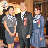郭予宏（中）上任成為新一屆主席，新總理李燕萍（左）及溫文蕙（右）都戥佢開心。