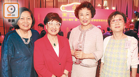丁毓珠（左起）、林貝聿嘉、高靜芝同Betty好啱傾。（徐家浩攝）