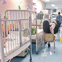 瞓走廊<br>兒科病房外走廊亦加滿病床。（互聯網圖片）