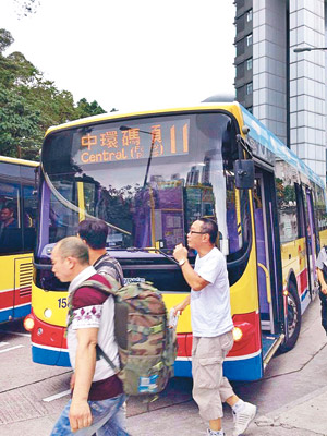 城巴一輛內地製電動巴士昨首航，即因故障停駛。（網民Johnny Wong/hkitalk.net提供）