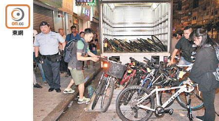 警方於行動中檢獲大批單車。
