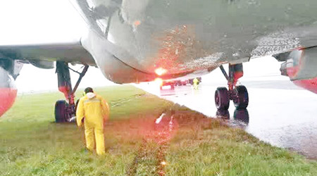 上月東航客機於天雨時滑出跑道，同日報告的抗滑值被揭遠低於安全標準。（互聯網圖片）
