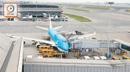 荷航客機遇氣流致乘客受傷。（張世洋攝）