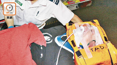 踏單車撞膠柱受傷男子送院急救。（林兆崙攝）