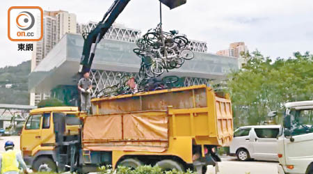 近月的一次清理行動中，大量單車被粗暴「夾走」。