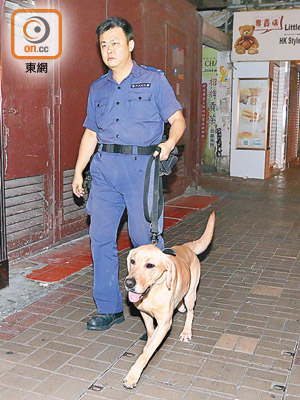 警員帶同警犬搜查有關劏房。（沈厚錚攝）