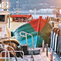 涉嫌走私的漁船被扣查。