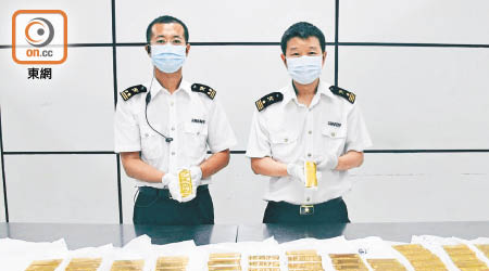 深圳海關去年七月檢獲七十六公斤黃金金條，拘捕十二人，包括五名香港人。