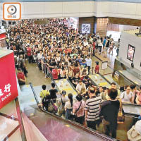 港鐵站的人龍由月台逼至電梯口，市民再等候多班列車才可上車。（讀者提供）