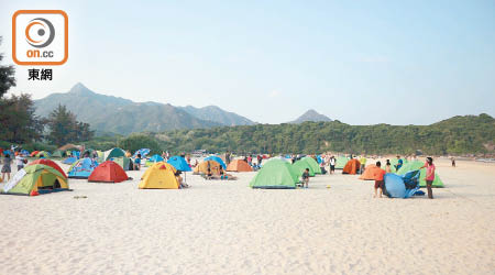 早前西貢郊野公園內的鹹田灣營地被來自內地的露營團佔據。