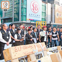 執達主任當日到旺角佔領區宣讀法庭禁制令。