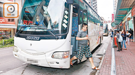 土瓜灣區內經常有旅遊巴在路邊停泊。