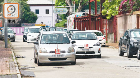 市面有私家車駕駛套餐低至一千七百五十元，但原來未計「補鐘」等雜費。（資料圖片）