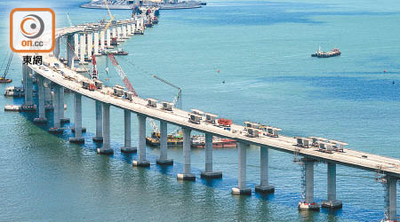 港珠澳大橋香港段至今已累計超支逾二百億元，惟工程卻仍未能按時完成。（資料圖片）
