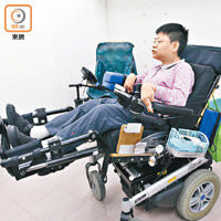 塑形座椅有助佩珊在電動輪椅上自行調校傾斜角度。（何駿軒攝）